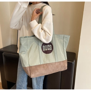 Détail du grand sac cabas en toile avec coutures contrastées et patch ROCO artistique