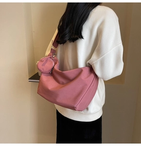 Sac fourre-tout rose en toile avec mini porte-monnaie porté par un mannequin de dos
