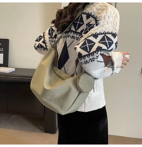 Détail du sac bandoulière croissant vert sauge avec mini porte-monnaie détachable