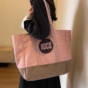 Sac fourre-tout en toile rose et marron pour femme avec logo NOCO sur un mannequin