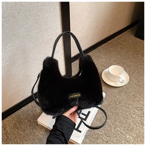 Détail du sac à main en fausse fourrure noire avec patch cuir Love Every Day doré