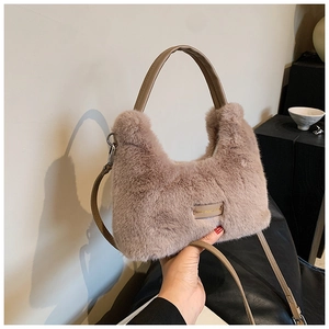 Détail du sac en fausse fourrure taupe avec patch 'love every day' et bandoulière en cuir