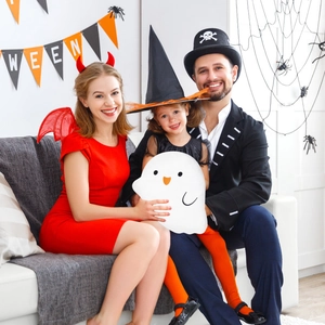 Λευκό βελούδινο μαξιλάρι φάντασμα για το Halloween, σε ένα ζεστό οικογενειακό περιβάλλον