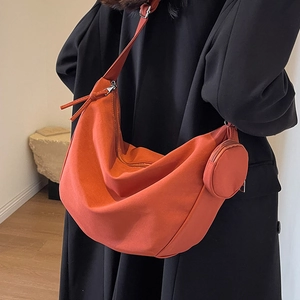 Sac bandoulière demi-lune en toile orange brûlé avec petite pochette ronde