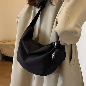 Sac bandoulière demi-lune en nylon noir minimaliste avec petit porte-monnaie rond