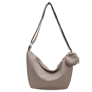 Sac hobo minimaliste en nylon marron clair avec bandoulière et mini porte-monnaie