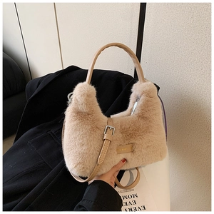 Détail du sac en fausse fourrure avec poignée en cuir et étiquette Love Every