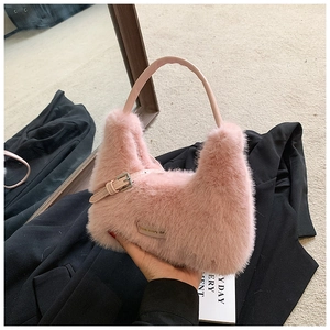Détail du sac en peluche rose avec écusson Love Every Day et sangle en cuir à boucle