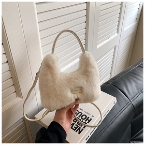 Détail du sac à main en fausse fourrure crème montrant la texture et l'étiquette logo