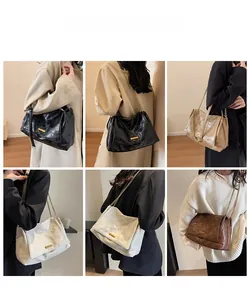 Sac bandoulière matelassé à losanges avec boucle dorée et détails de chaîne