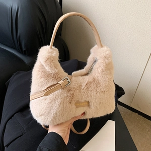 Sac à main croissant en fausse fourrure beige avec peluche douce et boucle en métal