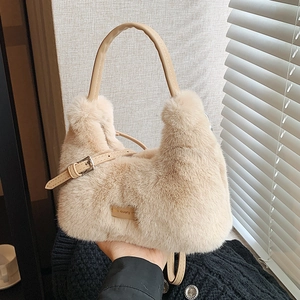 Sac à main beige en fausse fourrure avec poignée en cuir et bandoulière réglable