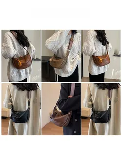 Détail du sac demi-lune avec bandoulière géométrique et cuir texturé à grain de galet