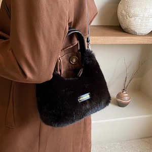 Sac à main en peluche noire avec écusson Love Every Day et bandoulière en cuir