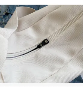 Détail macro de la texture en toile et de la fermeture éclair noire sur le sac