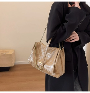 Détail du sac matelassé kaki avec chaîne dorée et finition en similicuir brillant
