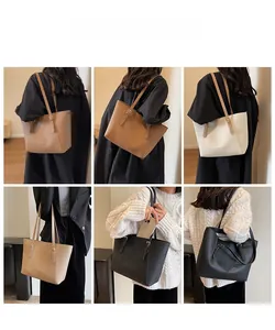 Vue détaillée de plusieurs grands sacs cabas minimalistes avec boucles métalliques
