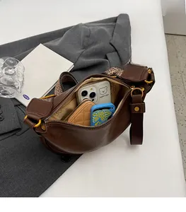 Vue de dessus du sac croissant marron avec bandoulière ethnique et espace de rangement