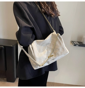 Vue détaillée du sac bandoulière matelassé avec chaîne dorée et large lanière