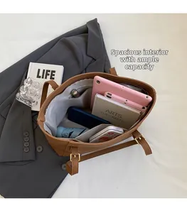 Vue détaillée de l'intérieur d'un grand sac cabas en cuir marron avec poches multiples