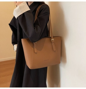 Vue détaillée du sac cabas en cuir grainé marron avec logo pour un style élégant