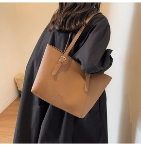 Détails de la bandoulière réglable et du cuir grainé sur le grand sac cabas kaki