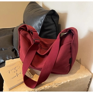 Détails de la texture d'un sac bandoulière en velours côtelé bordeaux avec sangle