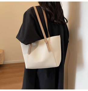 Détail du grand sac cabas en cuir grainé avec bandoulière contrastée pour femme moderne