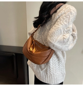 Détail du sac hobo marron vintage avec bandoulière jacquard et logo doré fashion