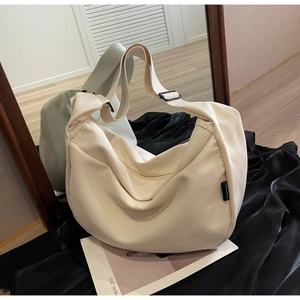 Gros plan sur le sac hobo en velours côtelé beige montrant la texture et la bandoulière