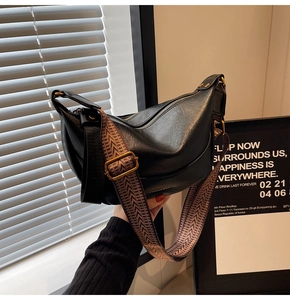 Détail du sac bandoulière croissant noir avec large bandoulière tissée chevron rétro