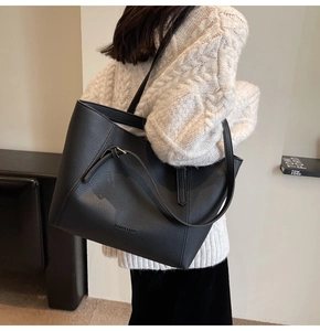 Gros plan sur le sac cabas en cuir noir texturé avec de fines bretelles élégantes