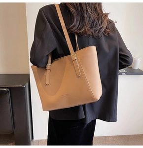 Vue de dos d'un mannequin portant le grand sac cabas en cuir kaki avec bandoulières