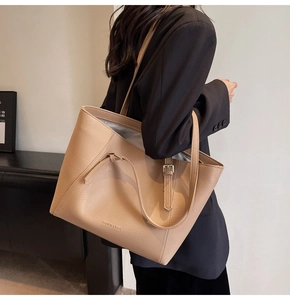 Vue détaillée du grand sac cabas beige avec texture grainée et fines lanières