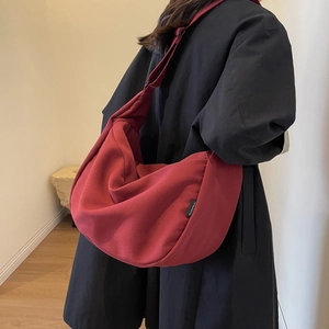 Sac hobo bandoulière en toile bordeaux minimaliste avec large sangle réglable