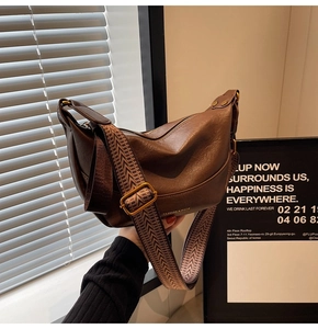 Détail du sac hobo vintage marron foncé avec texture cuir et doubles bandoulières