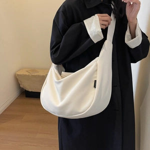 Sac bandoulière demi-lune minimaliste en velours côtelé crème en style de vie