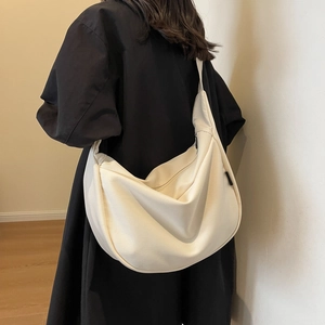 Sac bandoulière minimaliste en velours côtelé beige avec grand design demi-lune