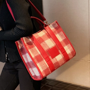Große Damen-Tragetasche mit rot-weißem Karomuster und verstellbarem Schultergurt-Design