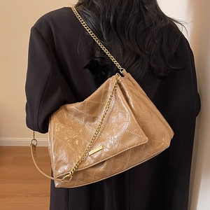 Sac bandoulière matelassé caramel avec chaîne dorée et finition en cuir brillant
