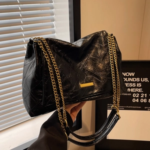 Sac bandoulière moderne en cuir matelassé noir avec chaîne dorée et motif de losanges