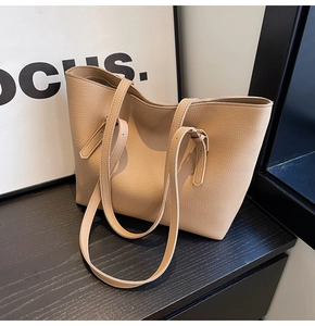Détail de la texture grainée et de la sangle réglable du grand sac cabas beige