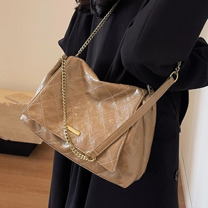 Sac à chaîne matelassé kaki chic avec finition brillante et détails en métal doré