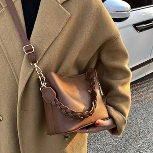 Sac Seau en Cuir PU Rétro pour Femmes Avec Poignée Tressée Bandoulière Réglable Mode Quotidienne Sac à Bandoulière Main