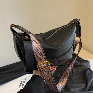 Sac bandoulière croissant noir tendance avec large bandoulière tissée rétro et dorures