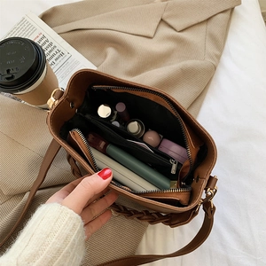 Sac seau en cuir marron avec poignée tressée et compartiments spacieux pour le quotidien