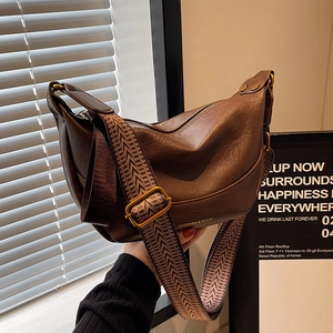 Sac bandoulière rétro demi-lune marron foncé en cuir avec large sangle ethnique