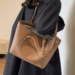 Grand sac cabas en cuir marron pour femme avec un style porté épaule minimaliste