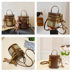 Détails du sac seau rétro à carreaux avec breloque lapin en peluche et finitions en cuir