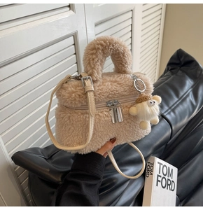 Détail du sac seau en peluche blanc cassé avec double fermeture et breloque alpaga